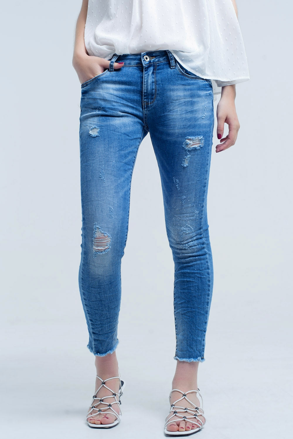 Calça jeans skinny em lavagem média com rasgos