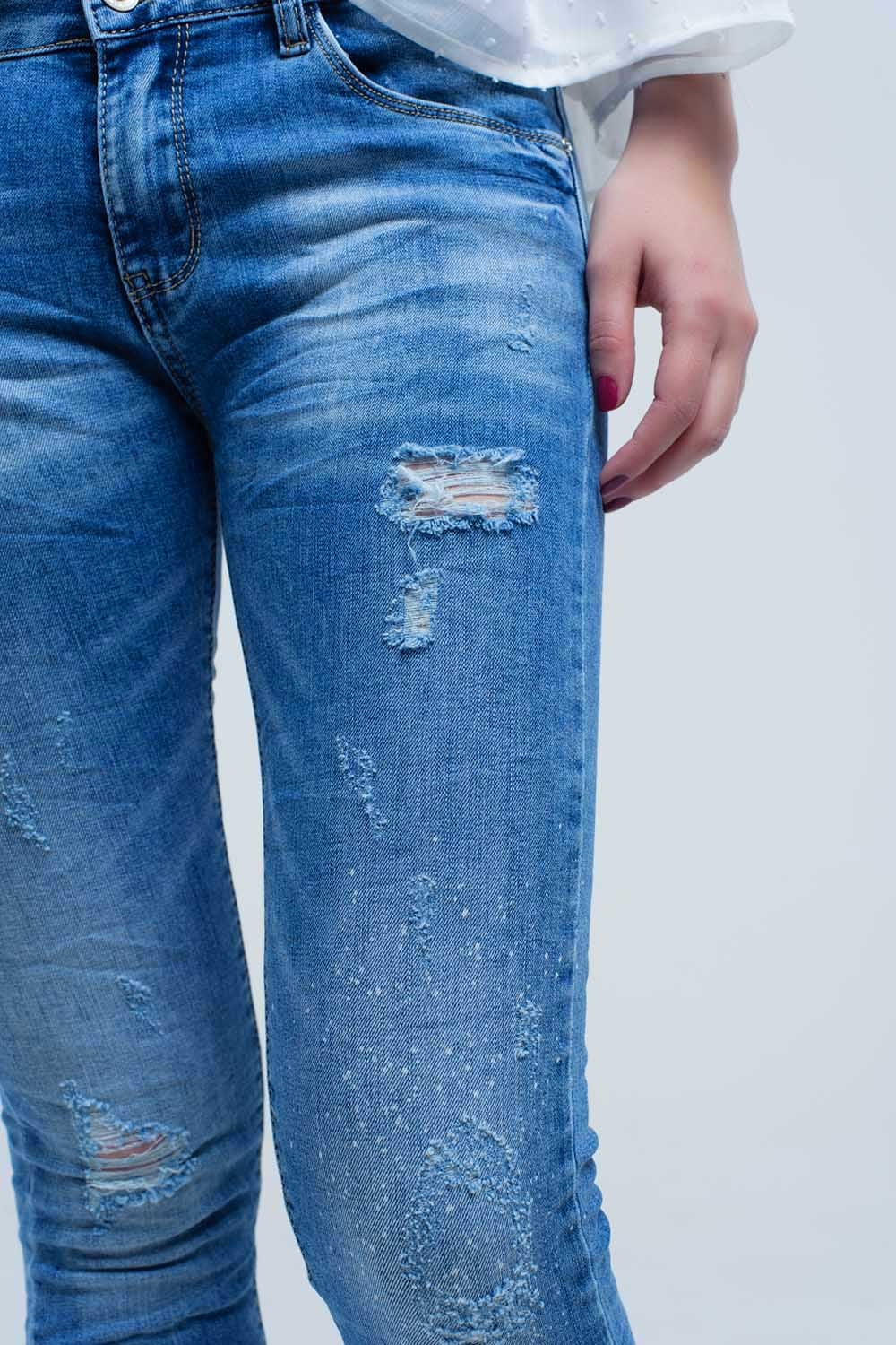Calça jeans skinny em lavagem média com rasgos