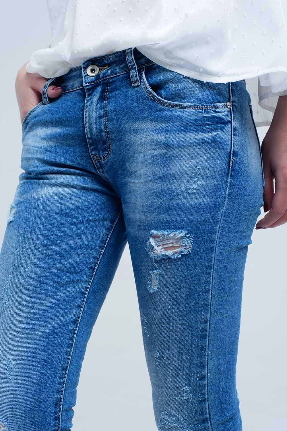Calça jeans skinny em lavagem média com rasgos