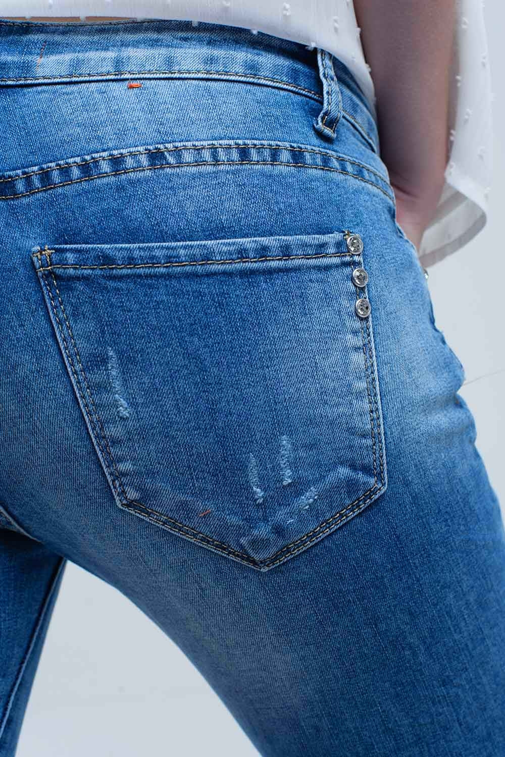 Calça jeans skinny em lavagem média com rasgos
