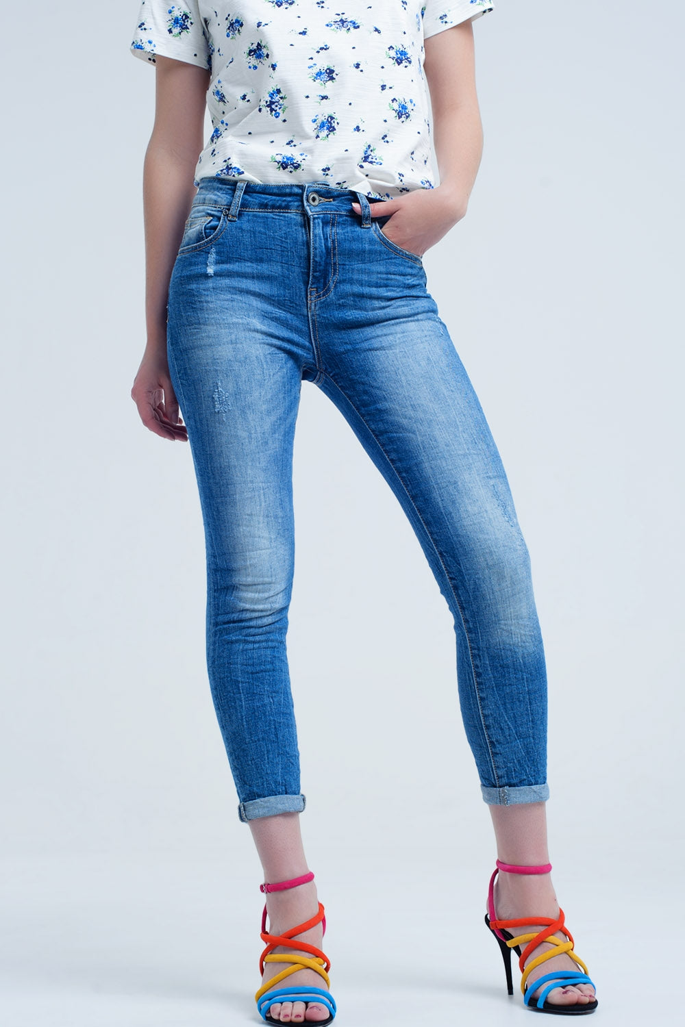 jeans skinny com cores e rugas gastas