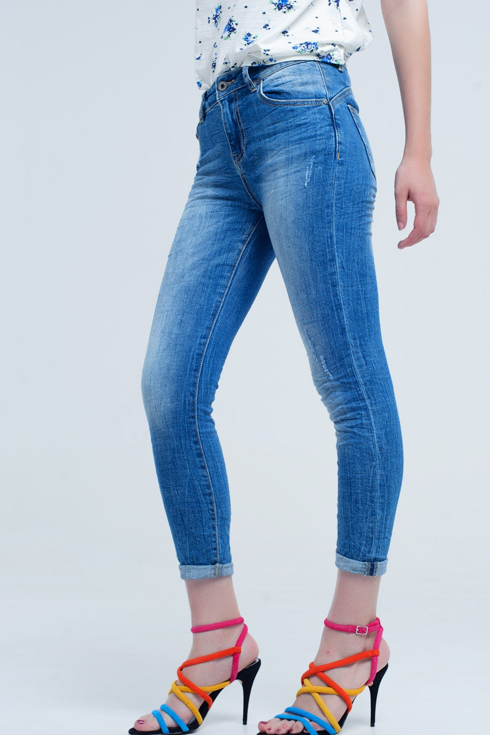 jeans skinny com cores e rugas gastas