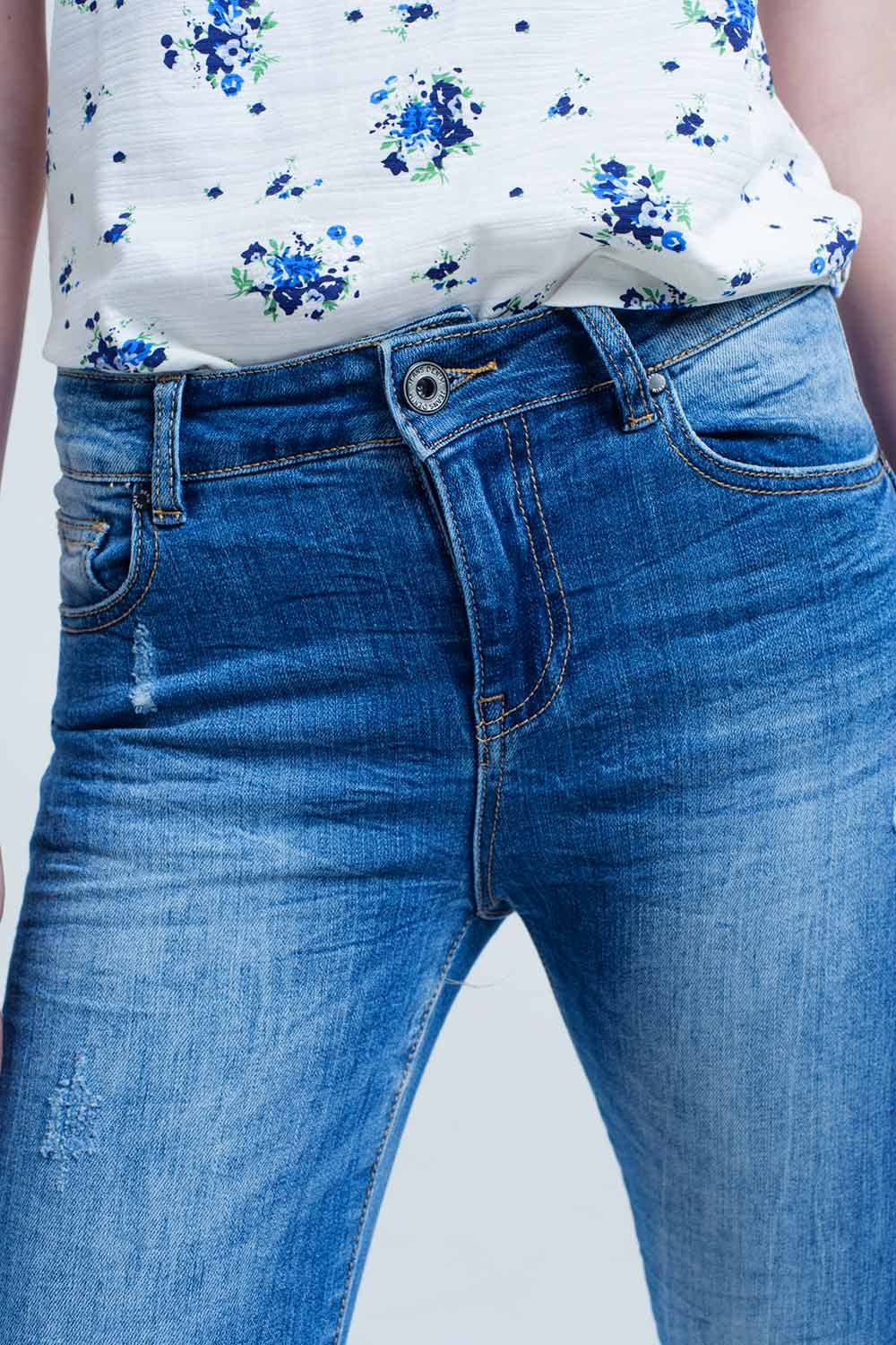 jeans skinny com cores e rugas gastas