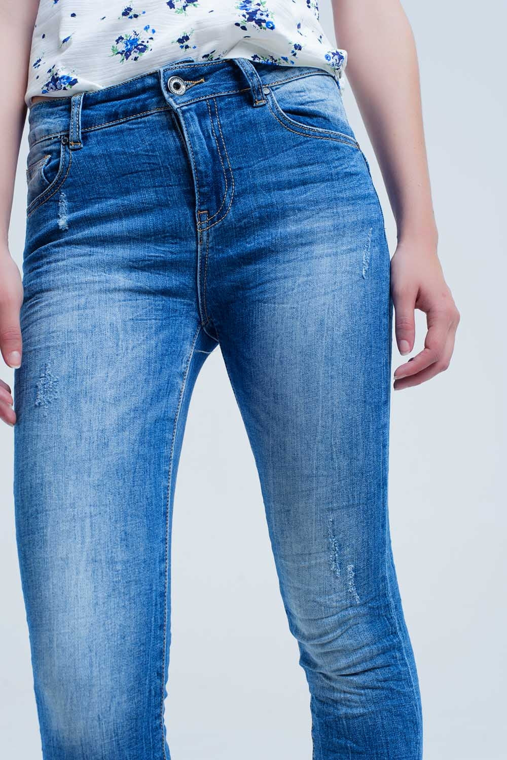 jeans skinny com cores e rugas gastas