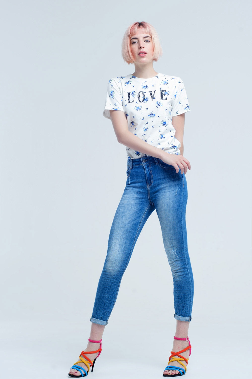 jeans skinny com cores e rugas gastas