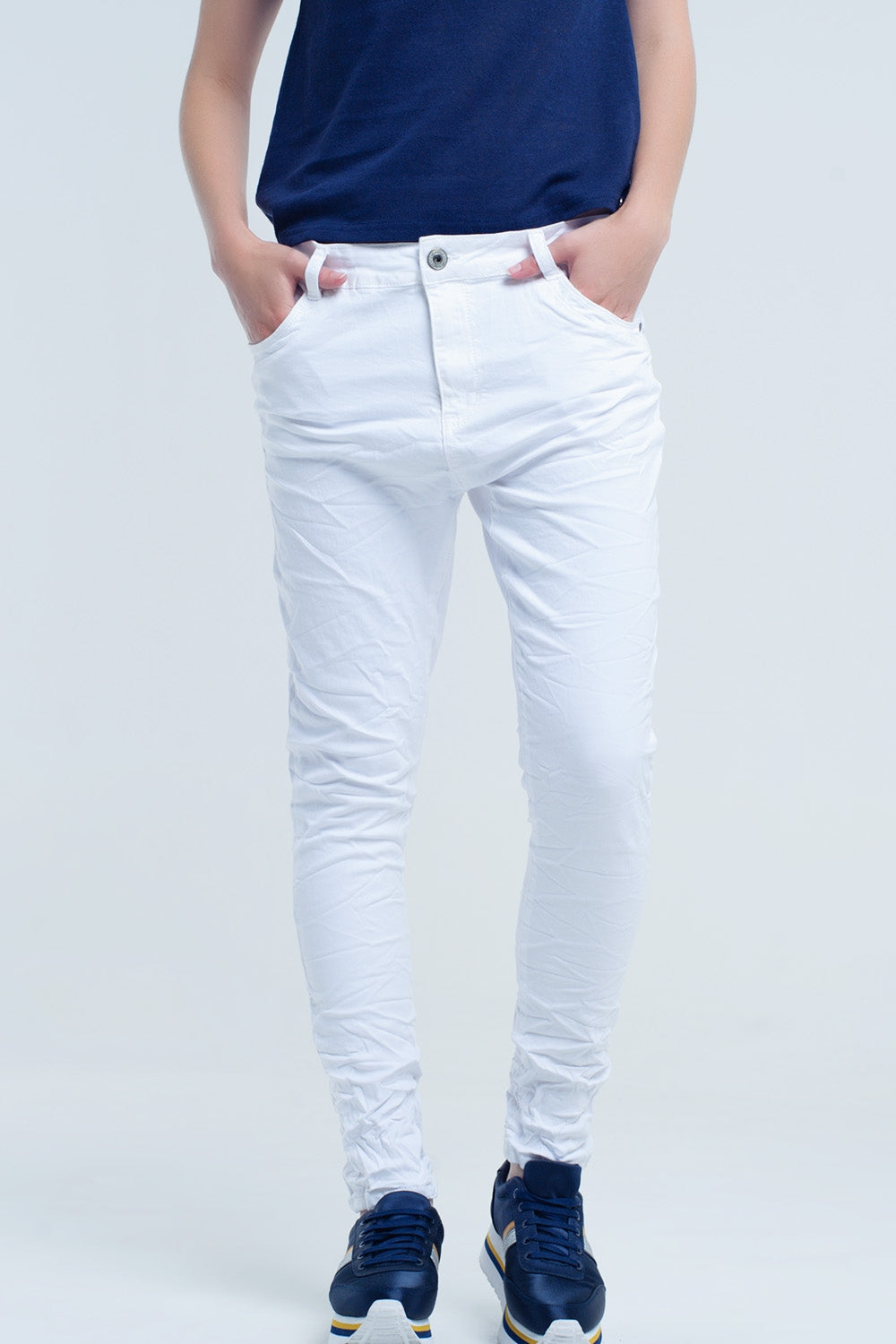 Calça jeans branca amassada com bolsos