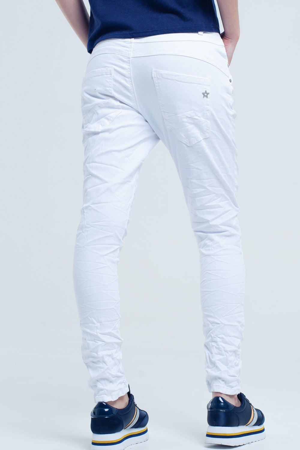 Calça jeans branca amassada com bolsos