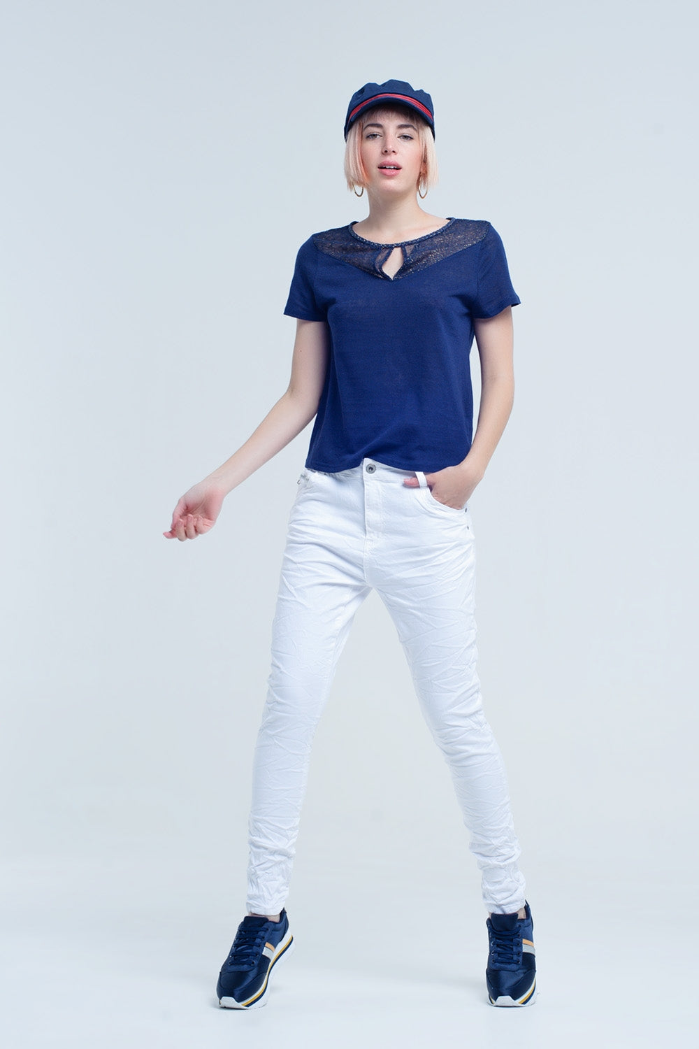 Calça jeans branca amassada com bolsos