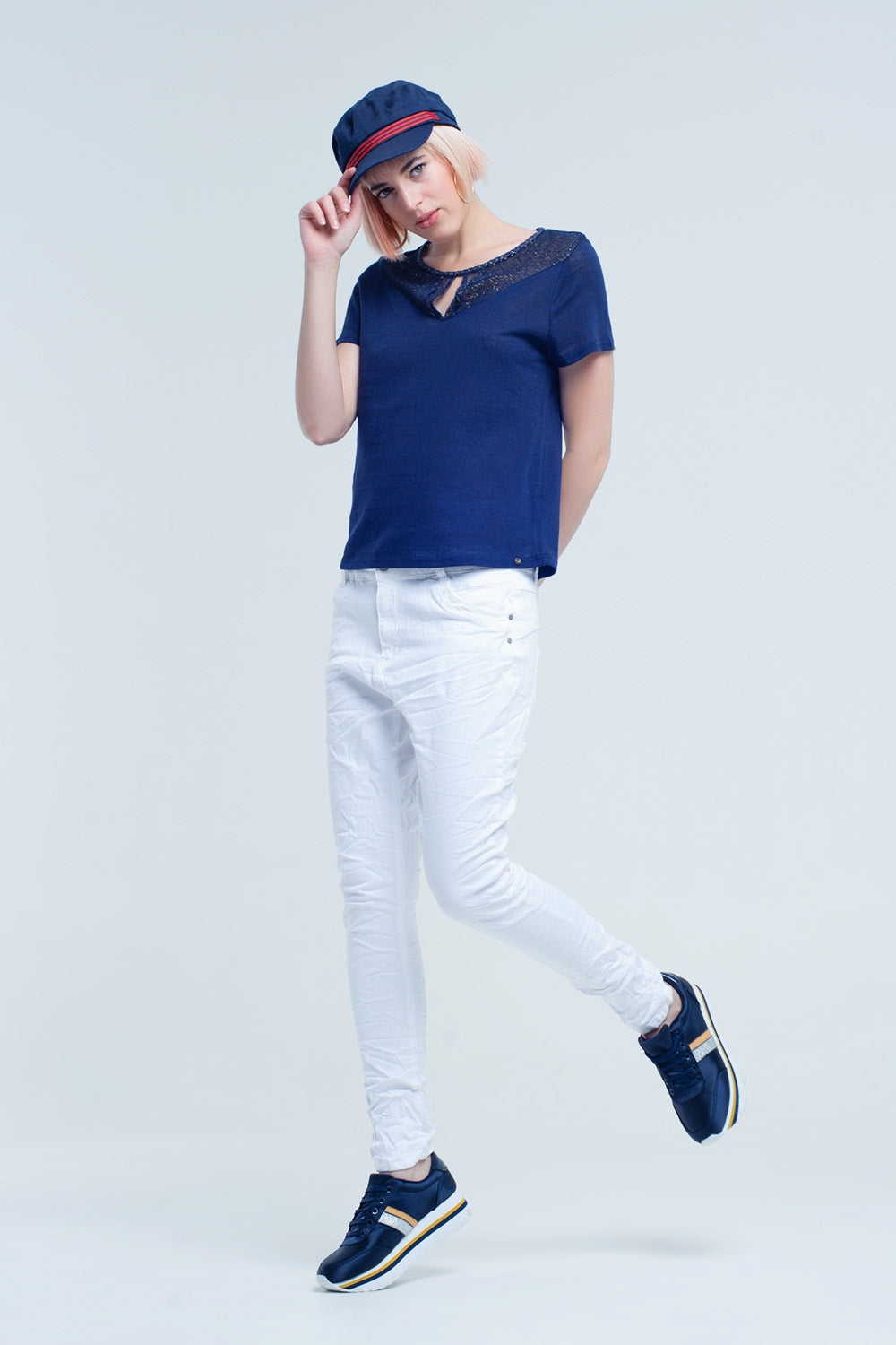 Calça jeans branca amassada com bolsos