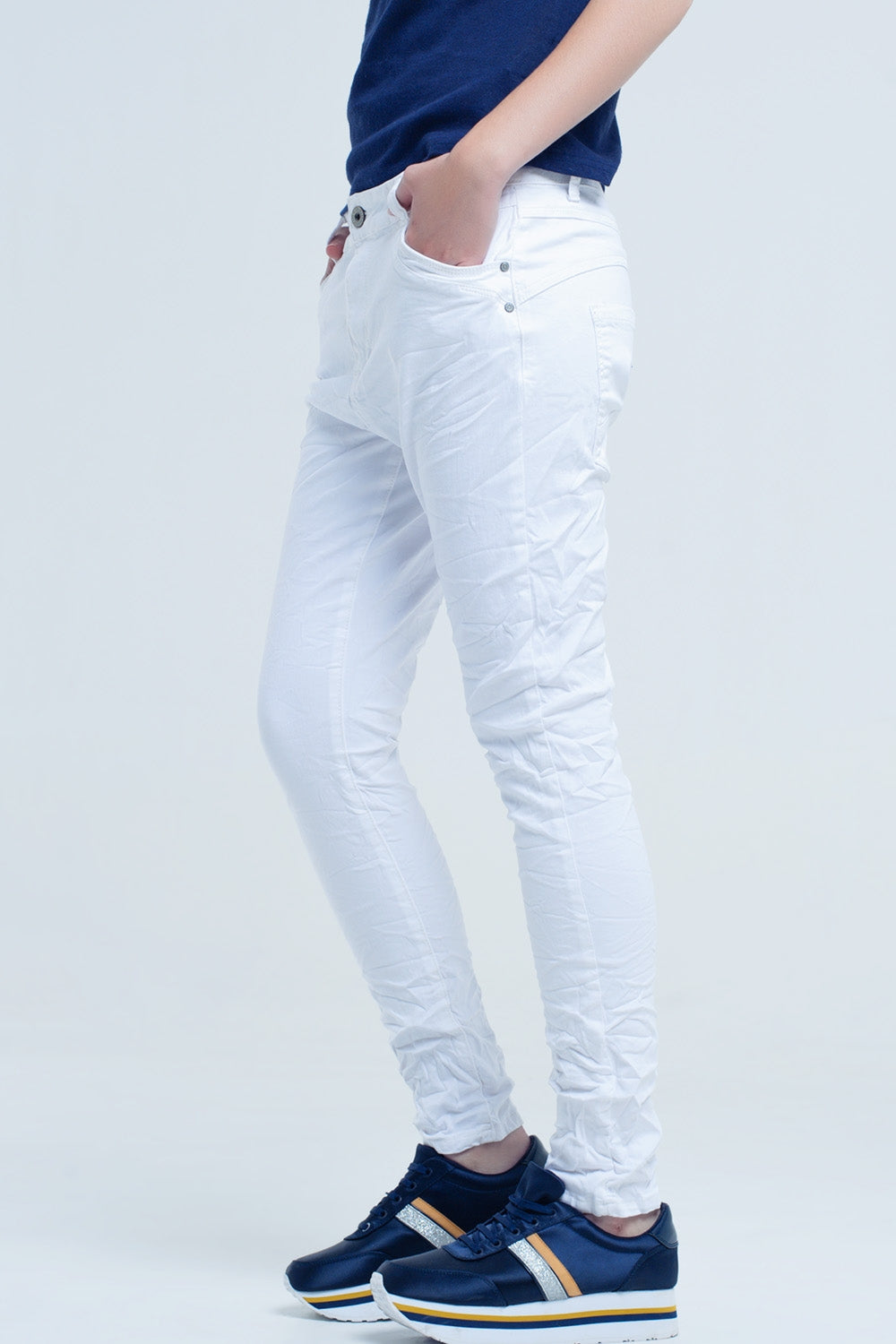 Calça jeans branca amassada com bolsos