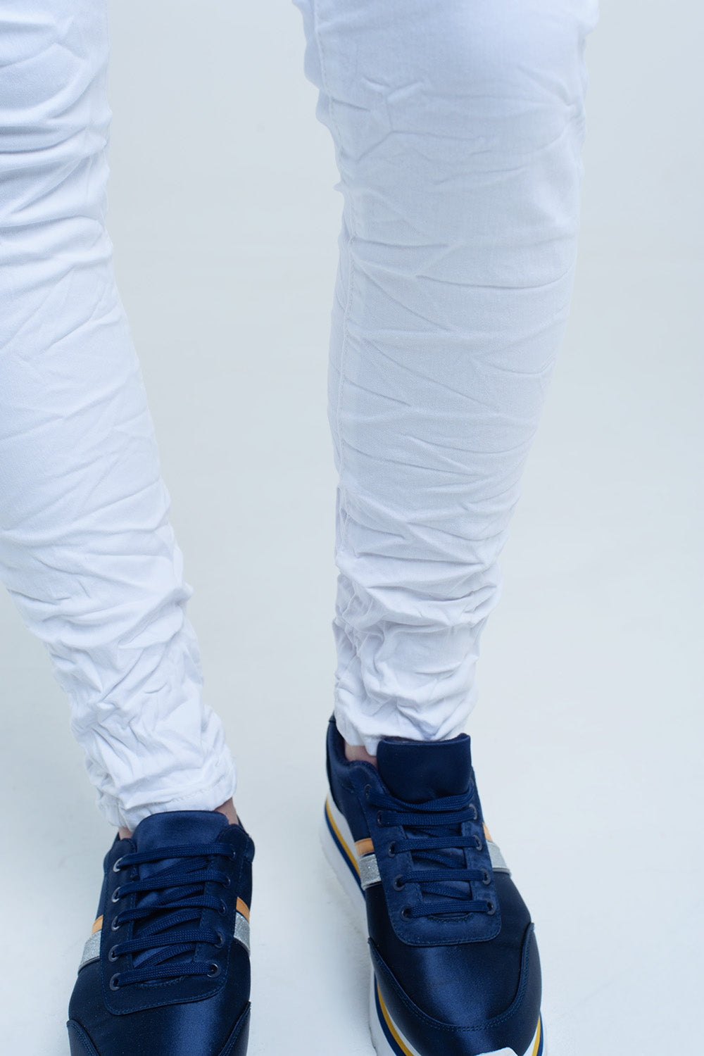 Calça jeans branca amassada com bolsos