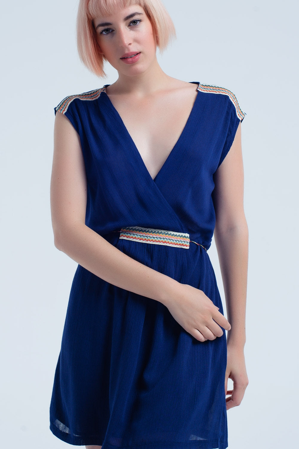Mini vestido azul marinho com bordado