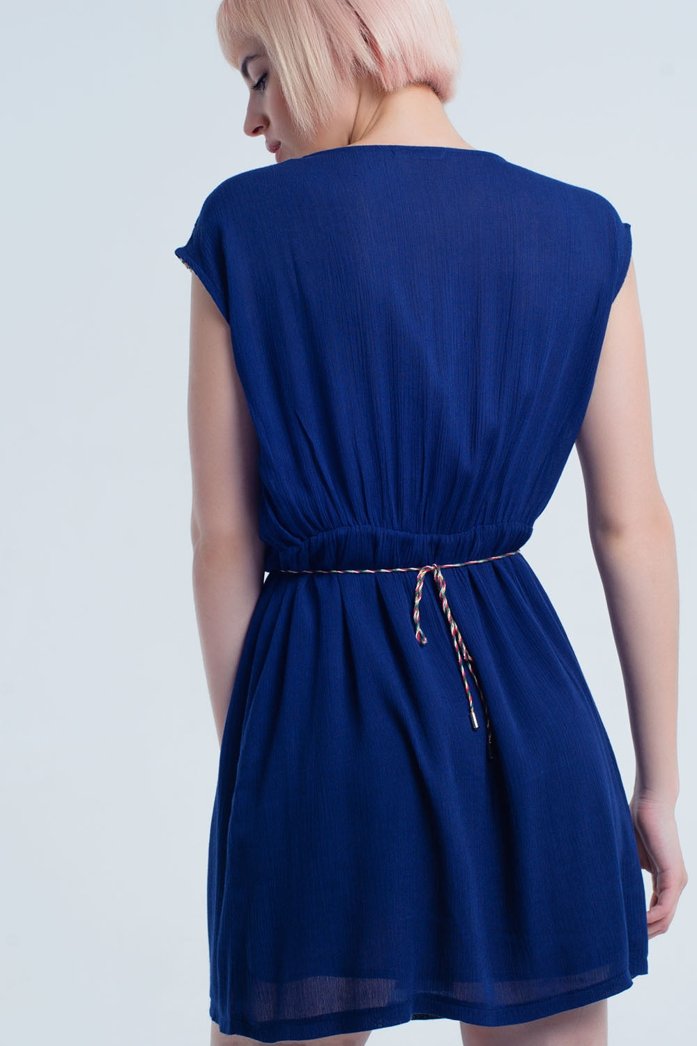 Mini vestido azul marinho com bordado