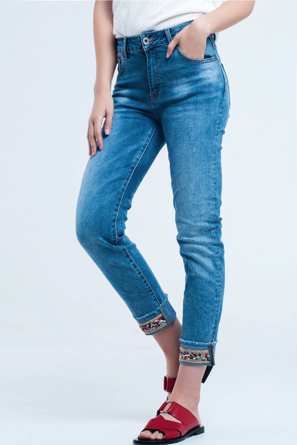 Calça jeans reta com detalhe de cristal