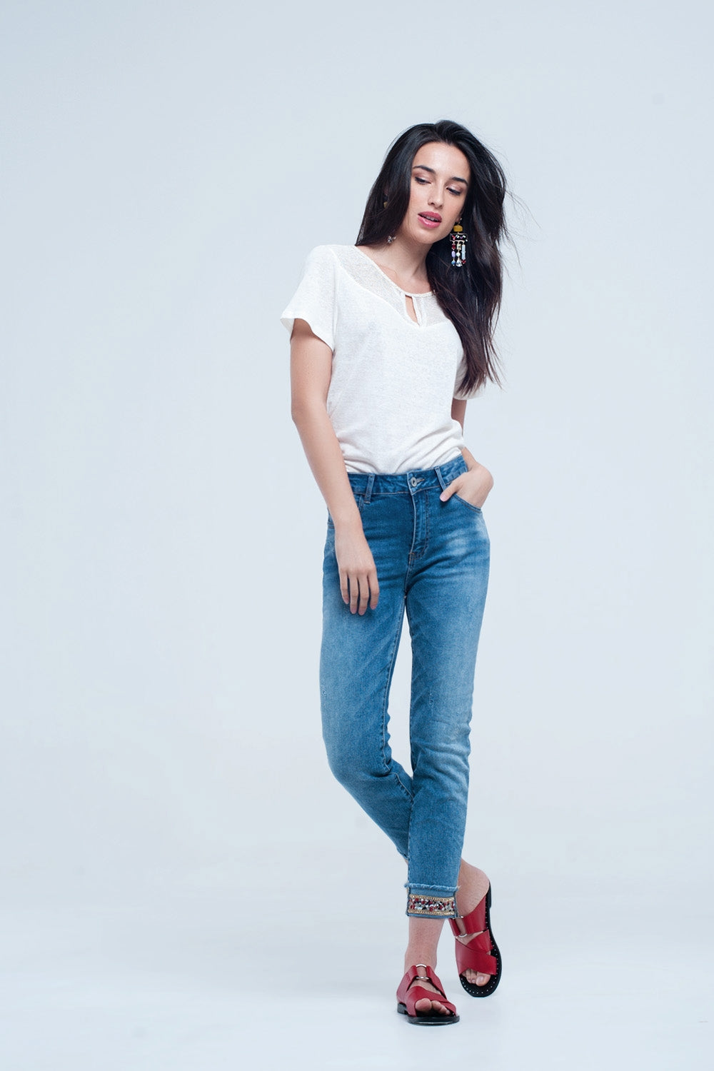 Calça jeans reta com detalhe de cristal