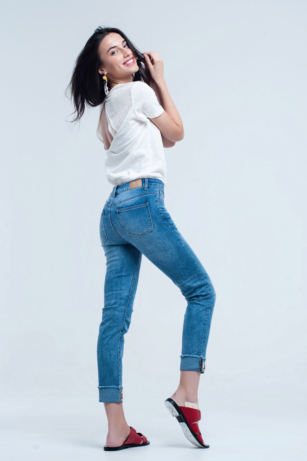 Calça jeans reta com detalhe de cristal