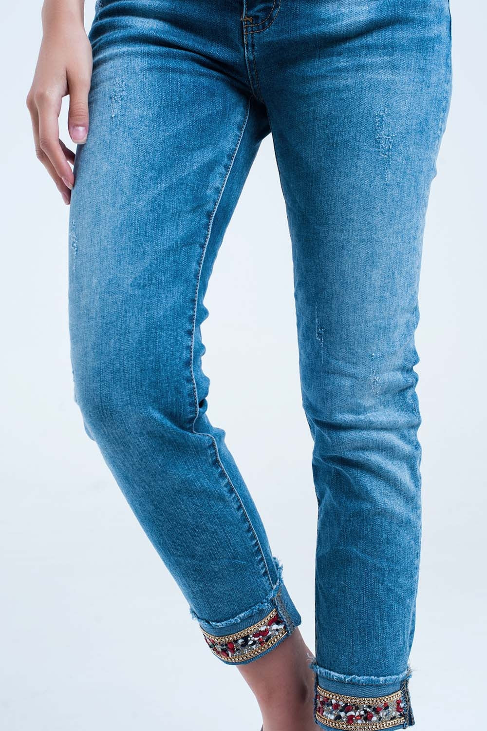 Calça jeans reta com detalhe de cristal