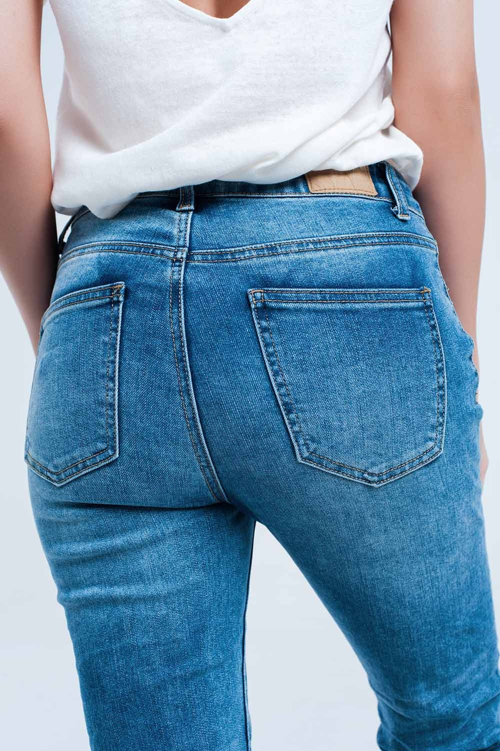 Calça jeans reta com detalhe de cristal