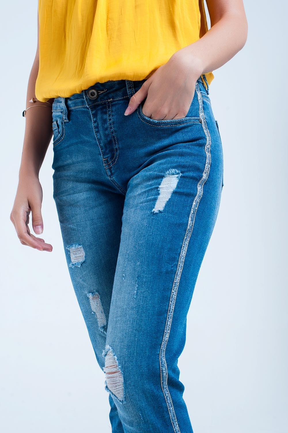 Calça jeans skinny com rasgos e glitter