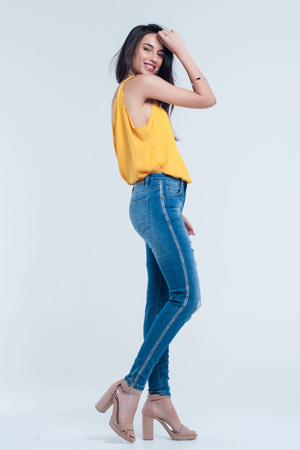 Calça jeans skinny com rasgos e glitter