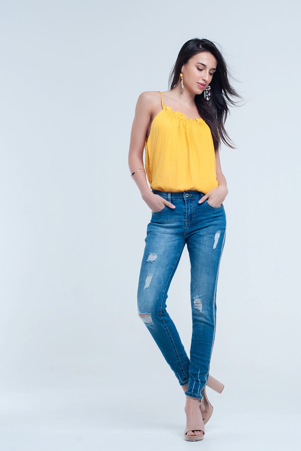 Calça jeans skinny com rasgos e glitter