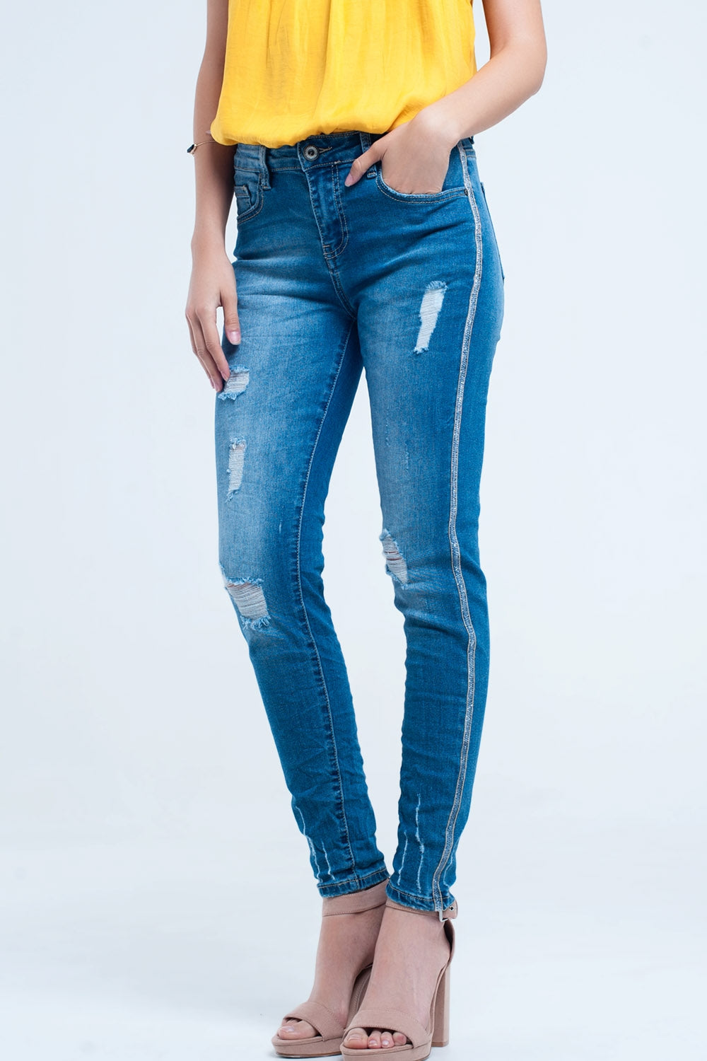 Calça jeans skinny com rasgos e glitter