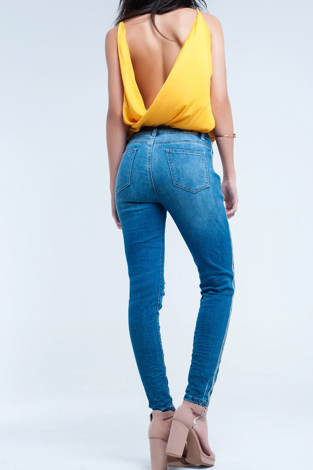 Calça jeans skinny com rasgos e glitter