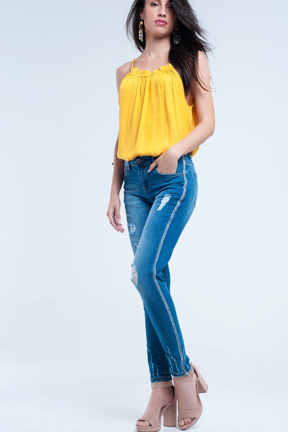 Calça jeans skinny com rasgos e glitter