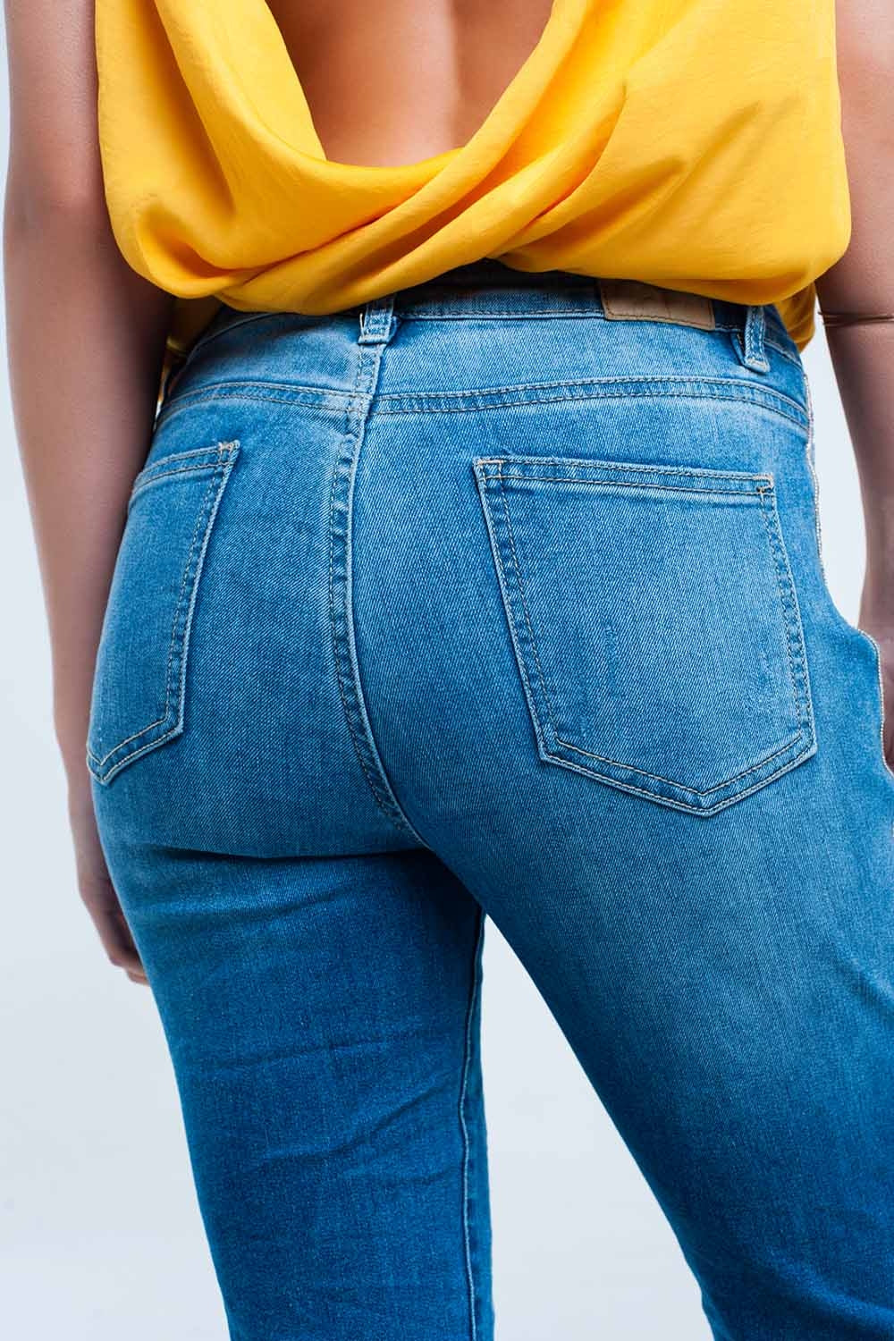 Calça jeans skinny com rasgos e glitter