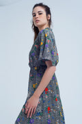 Mini vestido com abertura e flores em cores impressas