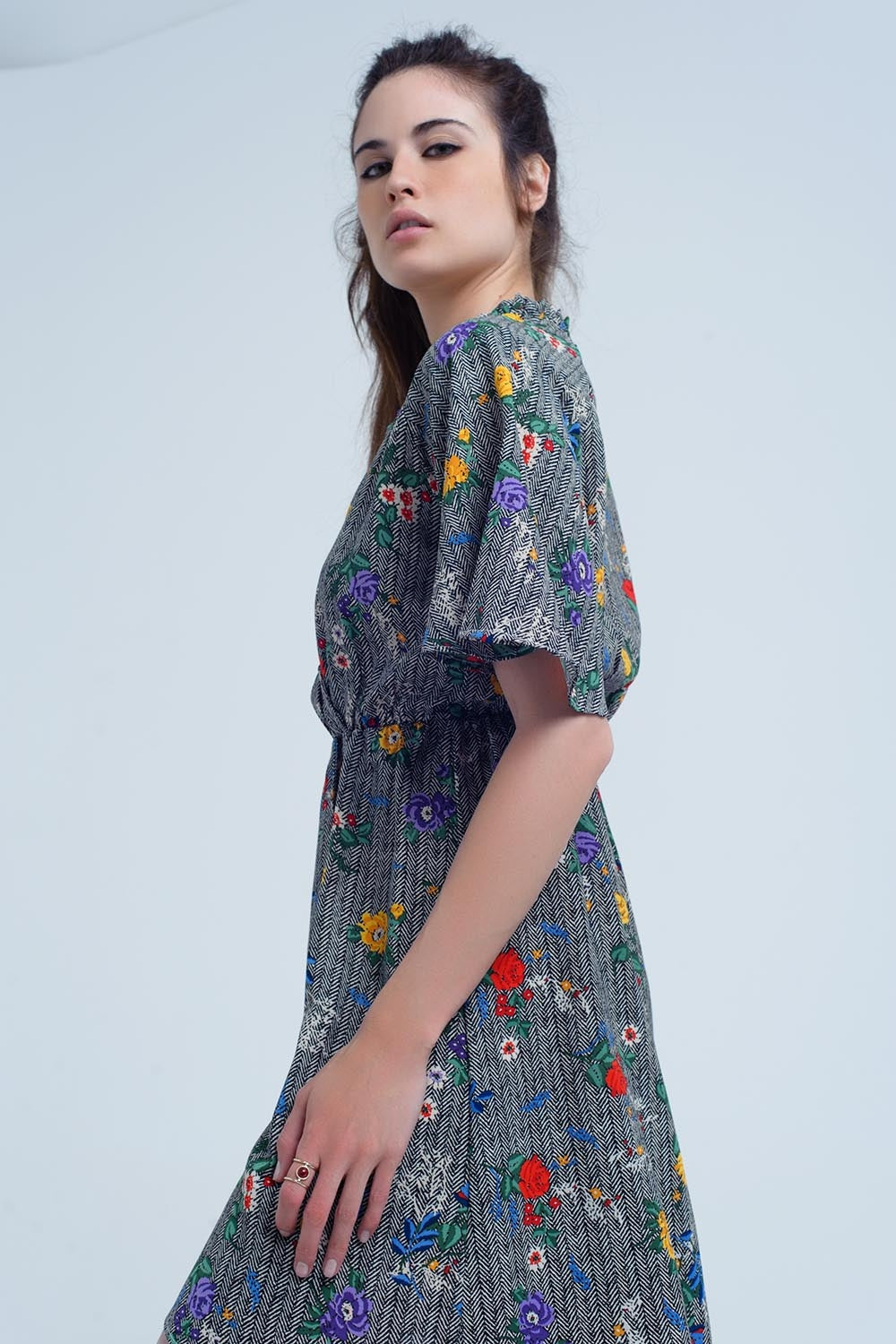 Mini vestido com abertura e flores em cores impressas