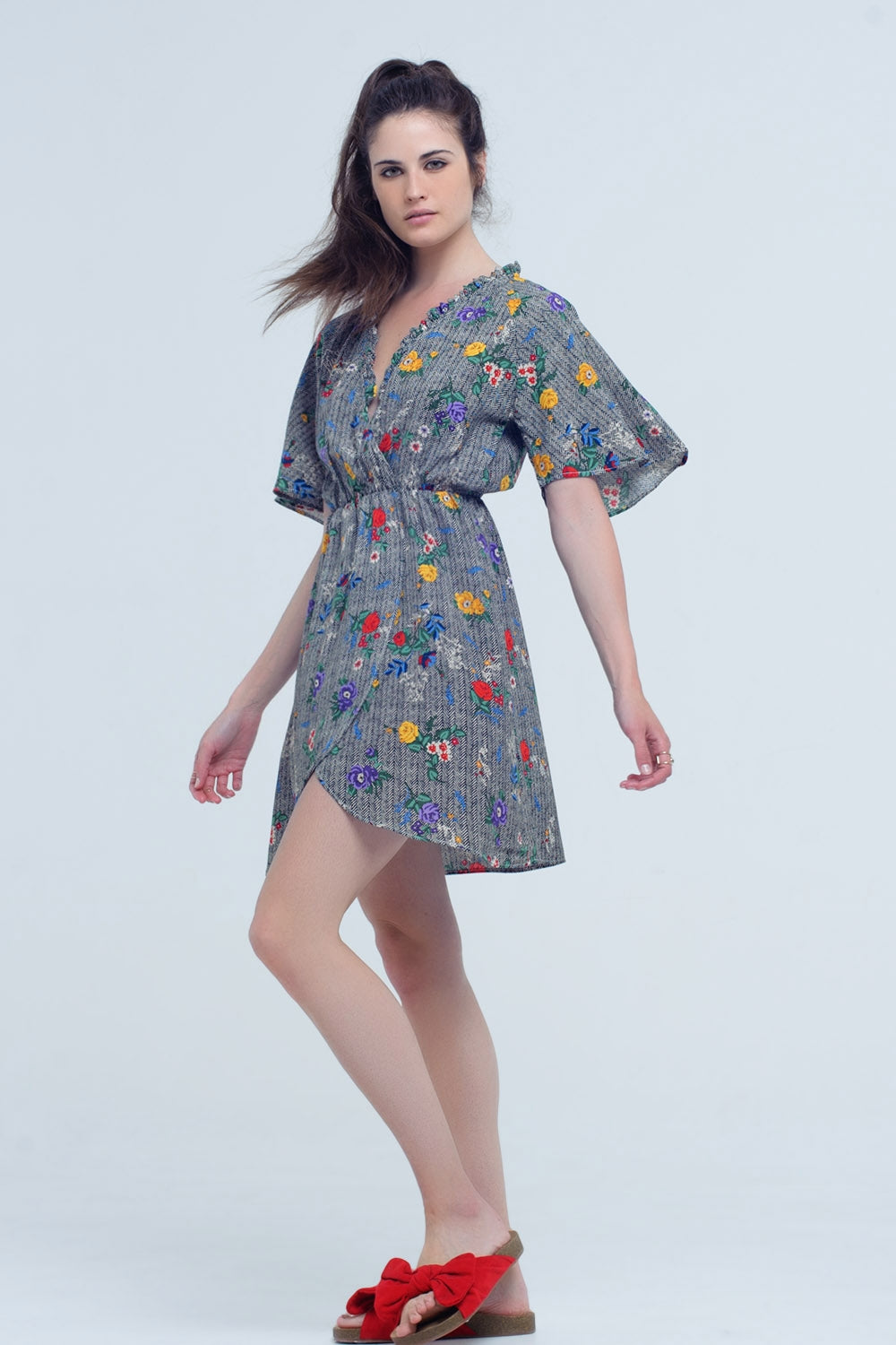 Mini vestido com abertura e flores em cores impressas