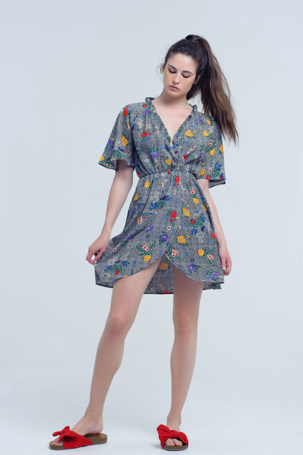 Mini vestido com abertura e flores em cores impressas