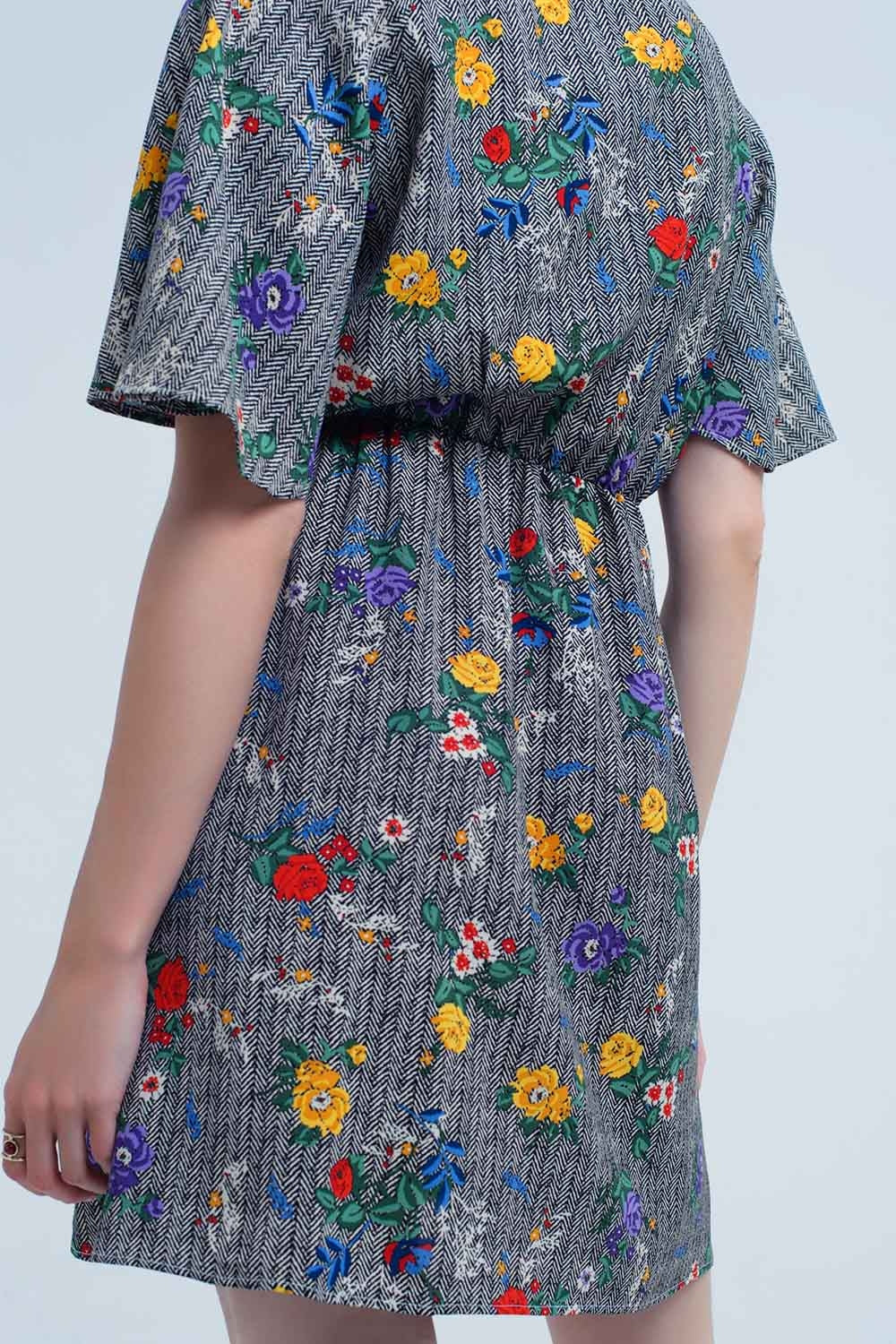 Mini vestido com abertura e flores em cores impressas