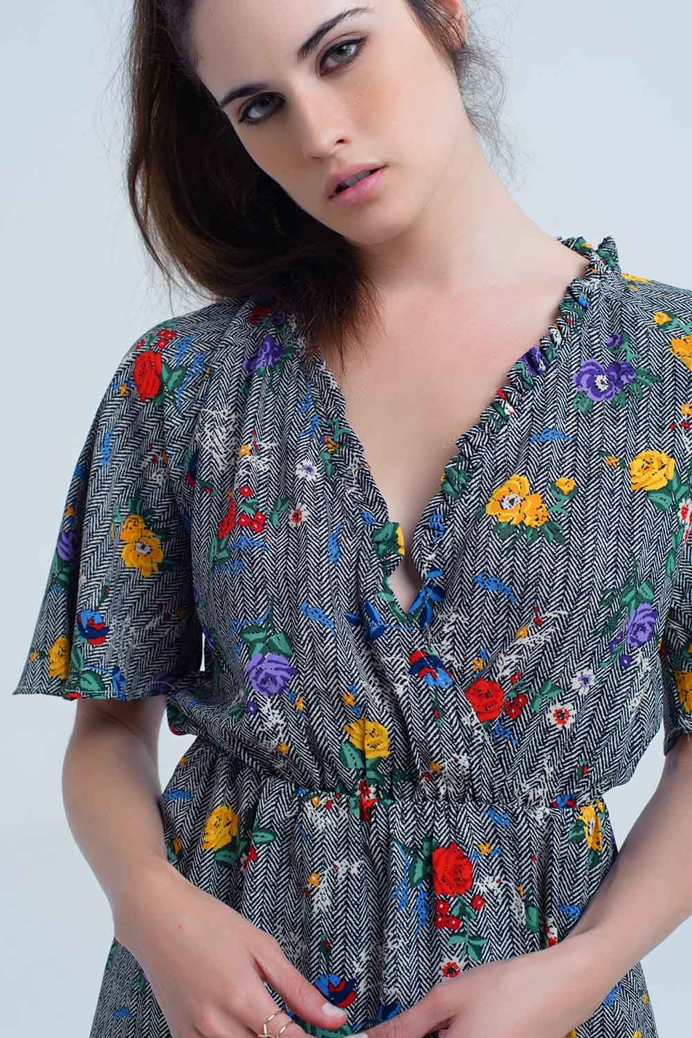 Mini vestido com abertura e flores em cores impressas
