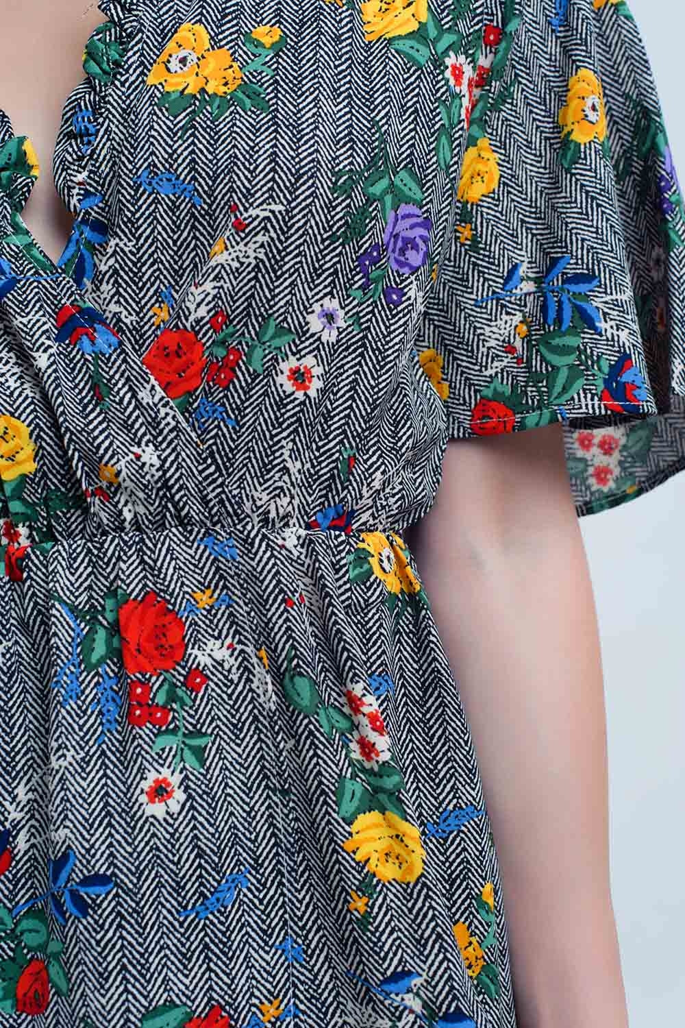 Mini vestido com abertura e flores em cores impressas