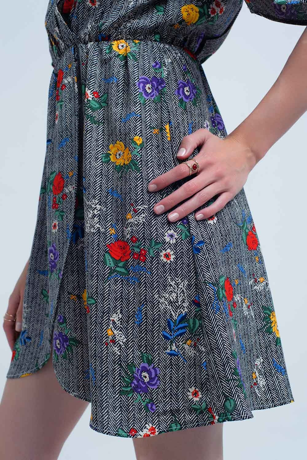 Mini vestido com abertura e flores em cores impressas