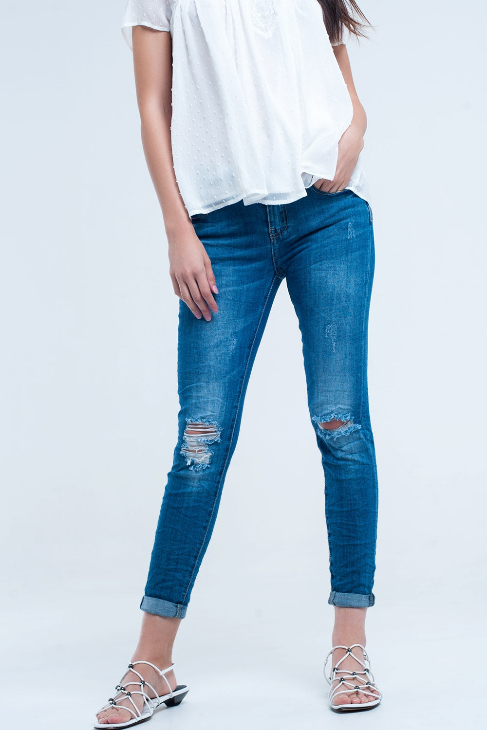 Calça jeans skinny elástica com rasgos