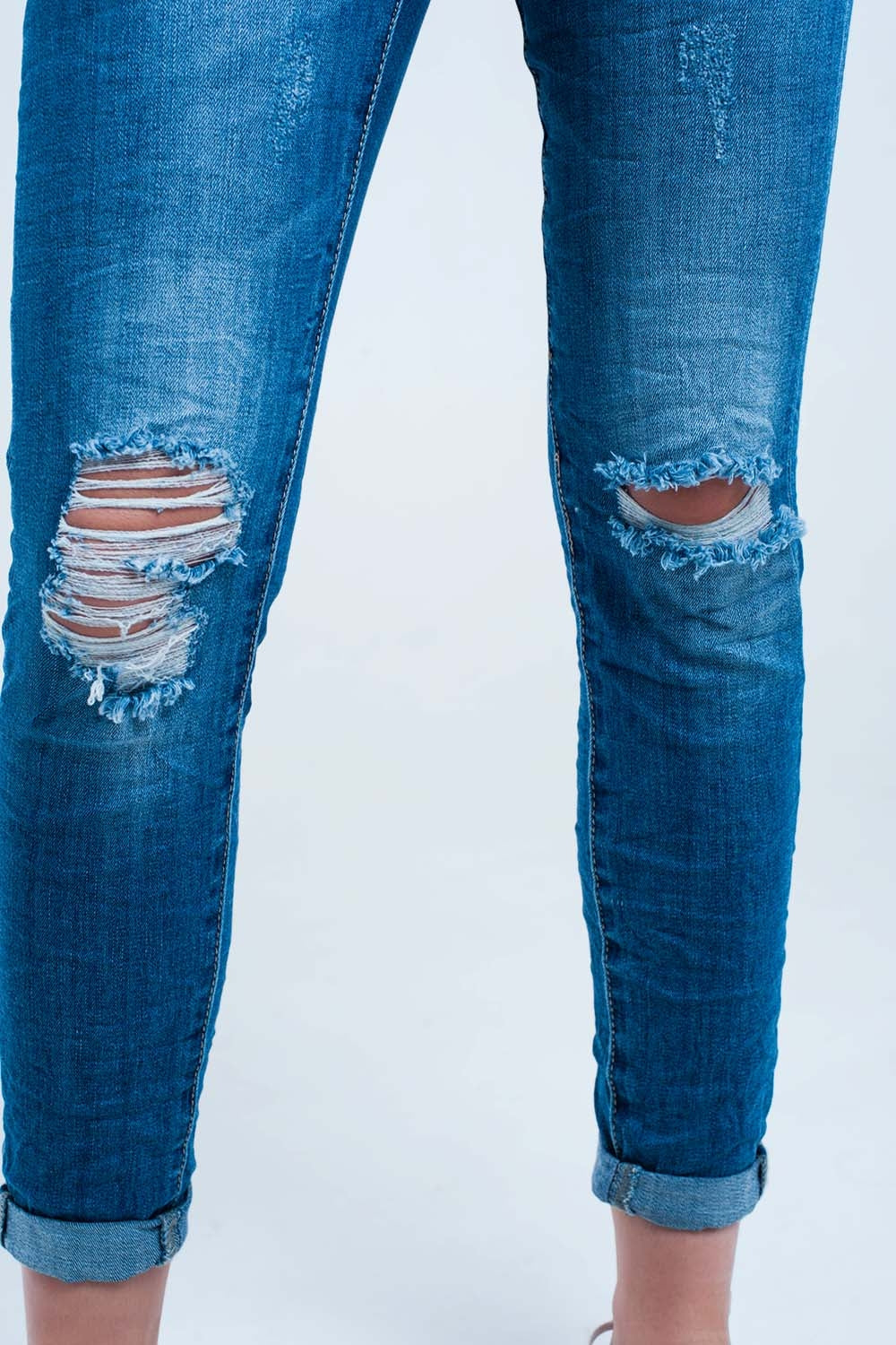 Calça jeans skinny elástica com rasgos