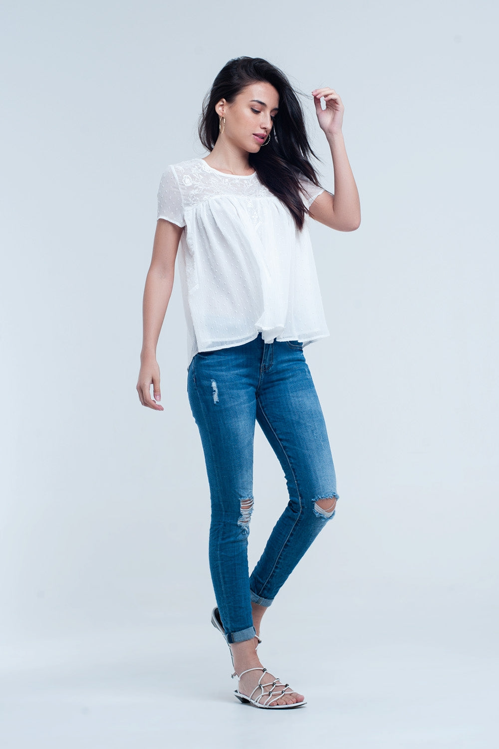 Calça jeans skinny elástica com rasgos