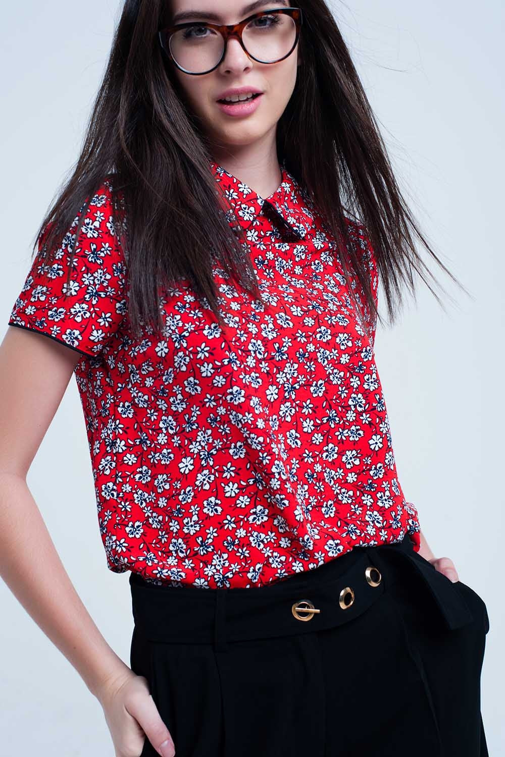 Camisa vermelha com flores brancas