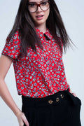 Camisa vermelha com flores brancas