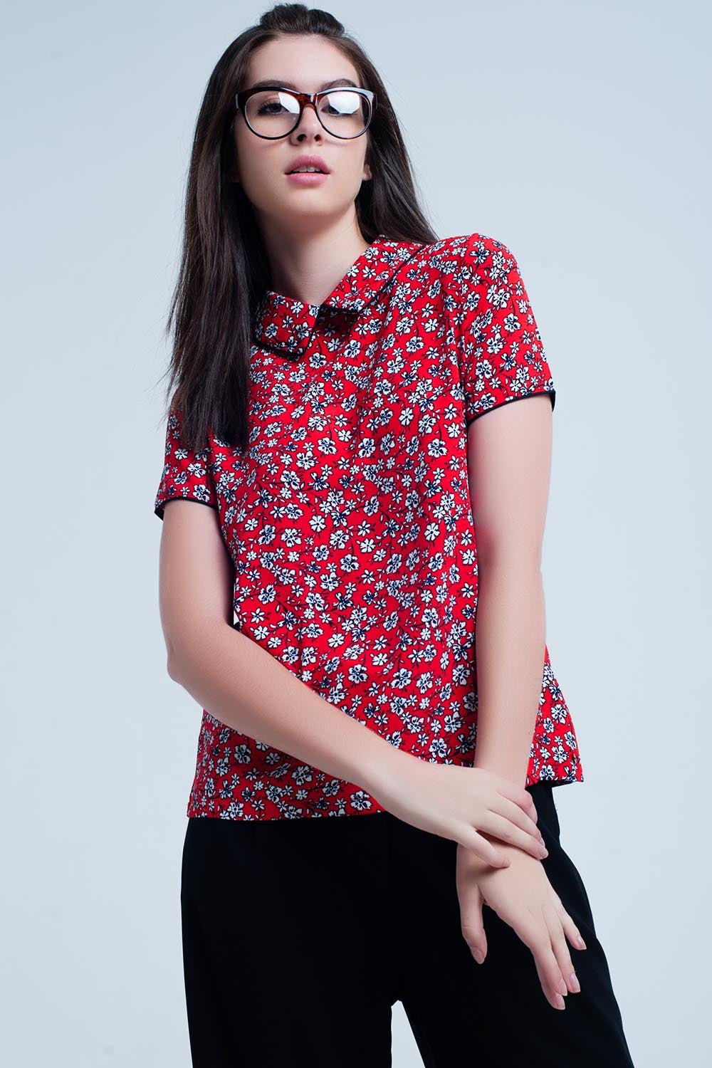 Camisa vermelha com flores brancas