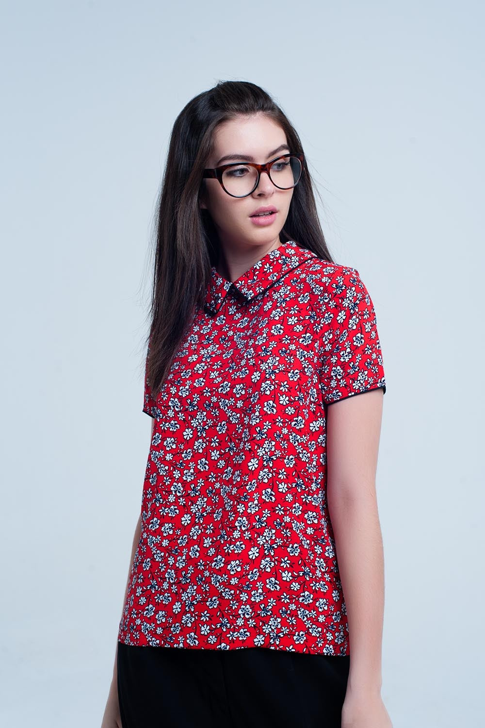 Camisa vermelha com flores brancas
