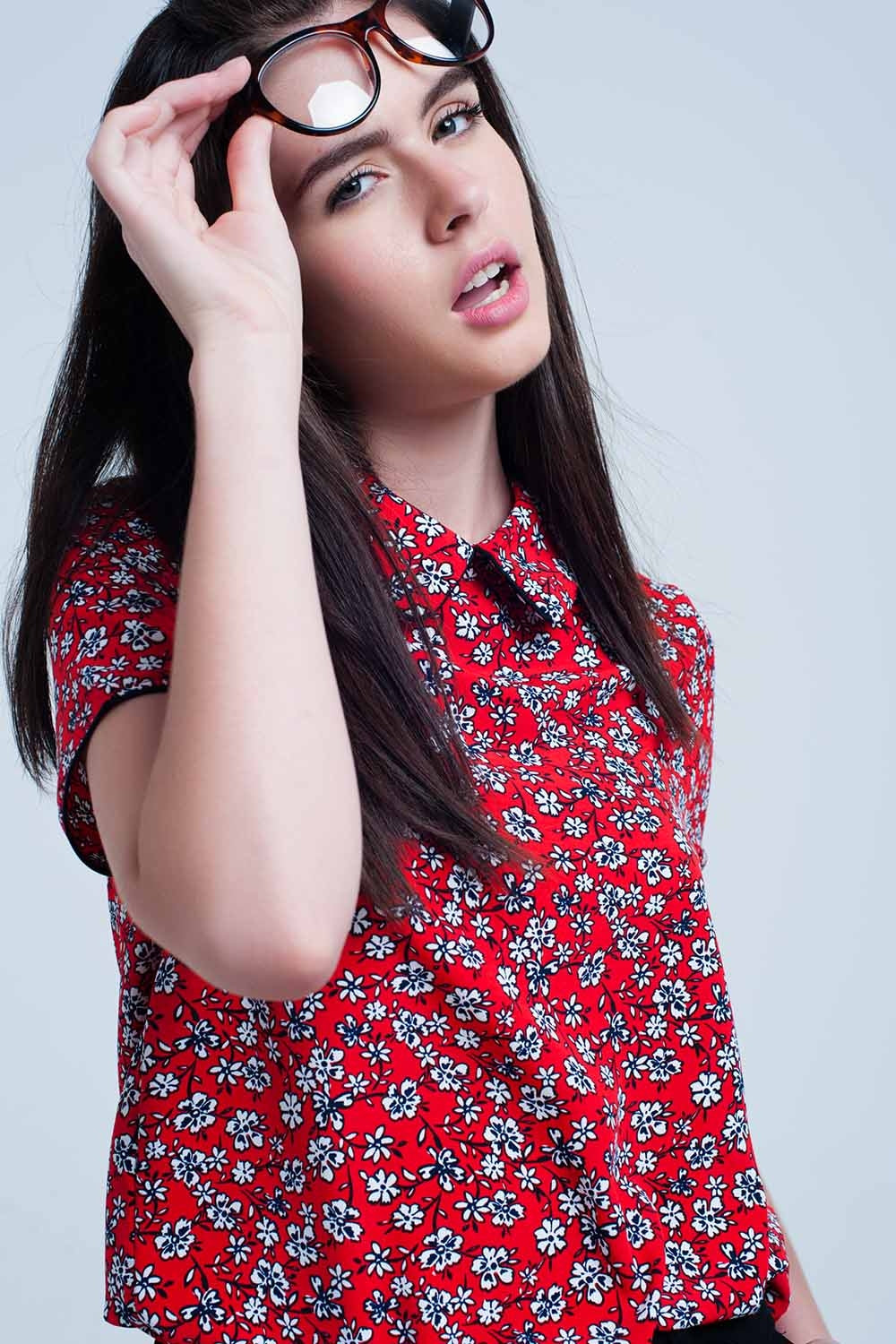 Camisa vermelha com flores brancas