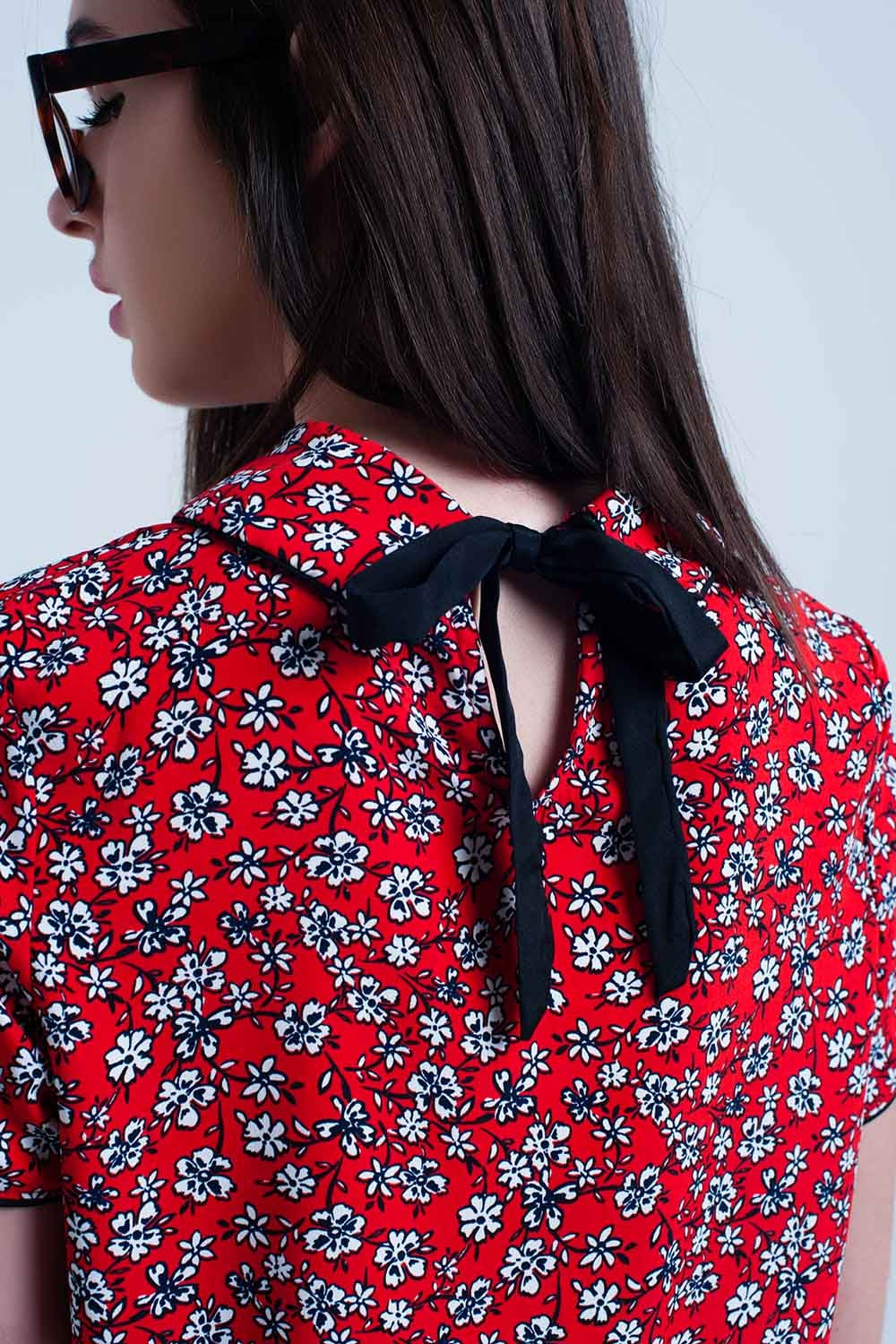 Camisa vermelha com flores brancas