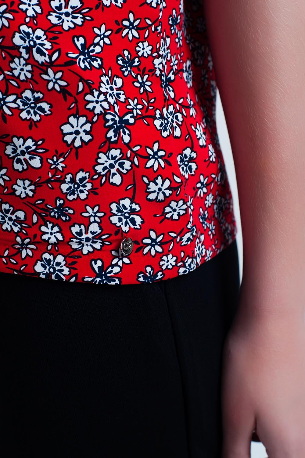 Camisa vermelha com flores brancas