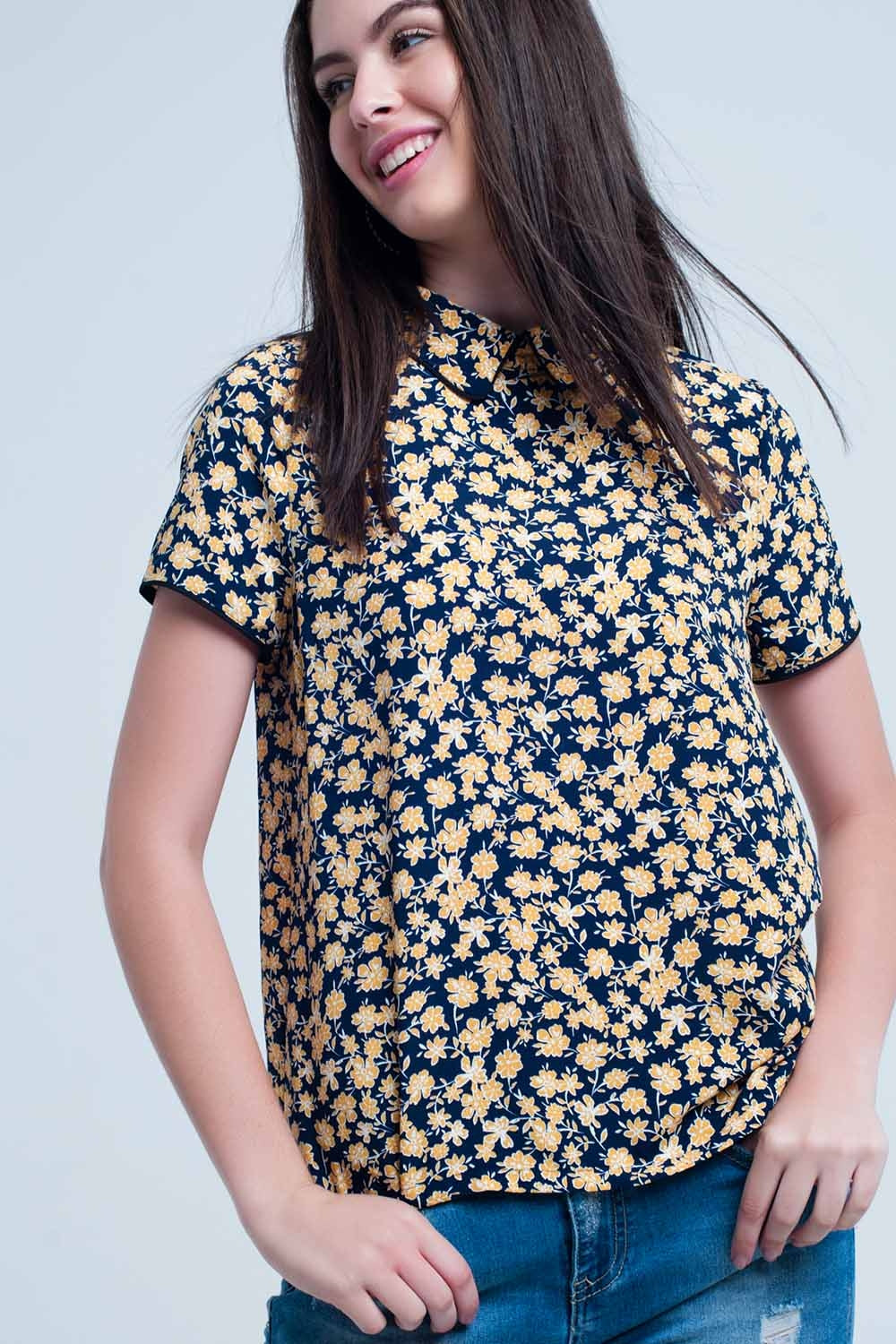 Camisa com estampa de flores amarelas