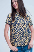 Camisa com estampa de flores amarelas