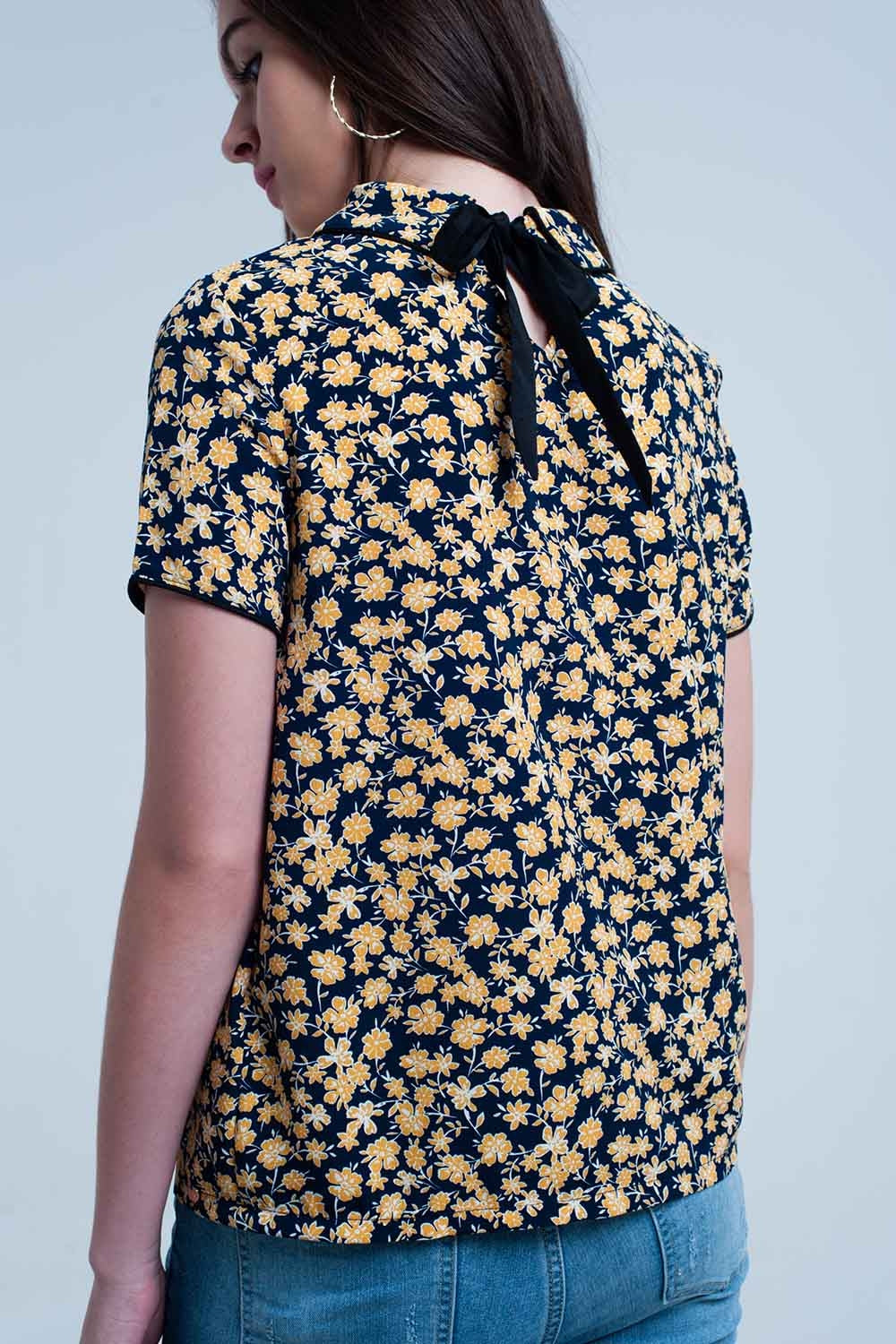 Camisa com estampa de flores amarelas
